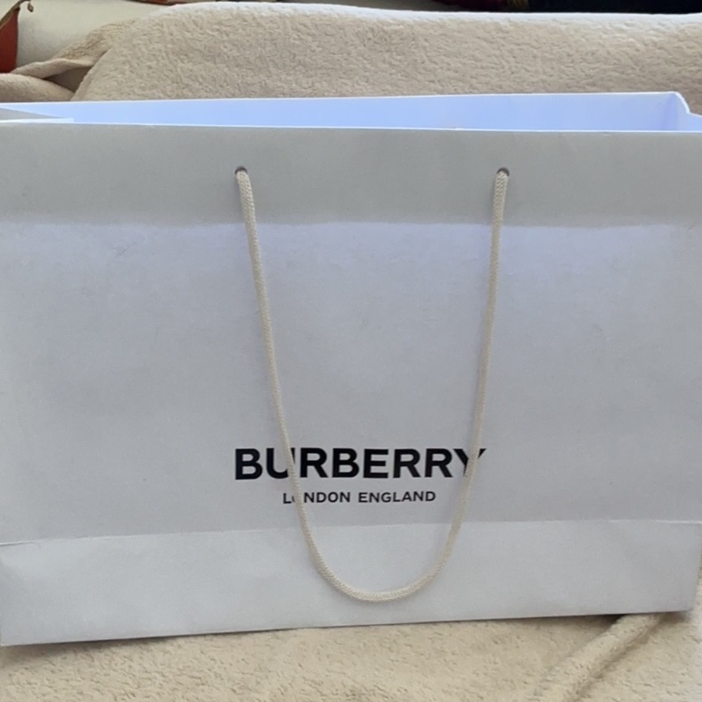 Burberry Empty white 17x12xx4,75 paper bag new